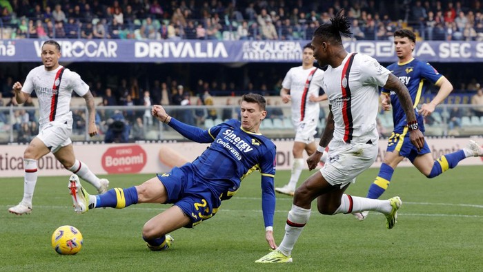 Soccer Football - Serie A - Hellas Verona v AC Milan - Stadio MarcAntonio Bentegodi, Verona, Italy - March 17, 2024 Hellas Veronas Giangiacomo Magnani in action with AC Milans Rafael Leao REUTERS/Ciro De Luca