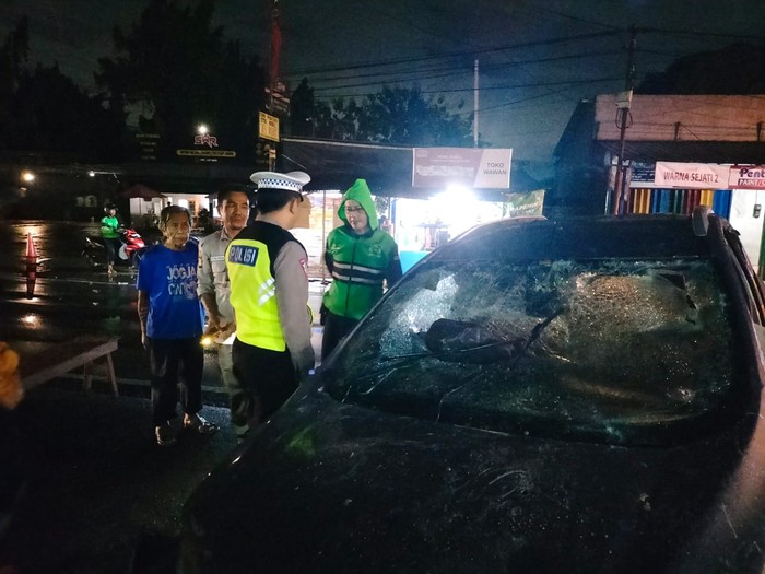 Viral warga rusak mobil diduga pelaku tabrak lari di Depok
