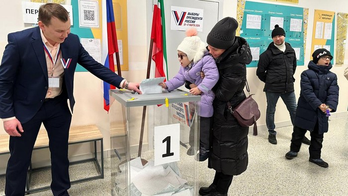 Rusia sedang melakukan proses pemilihan presiden selama tiga hari. Pelaksanaan hari kedua Pilpres masih berlangsung dengan antusiasme masyarakat yang tinggi.