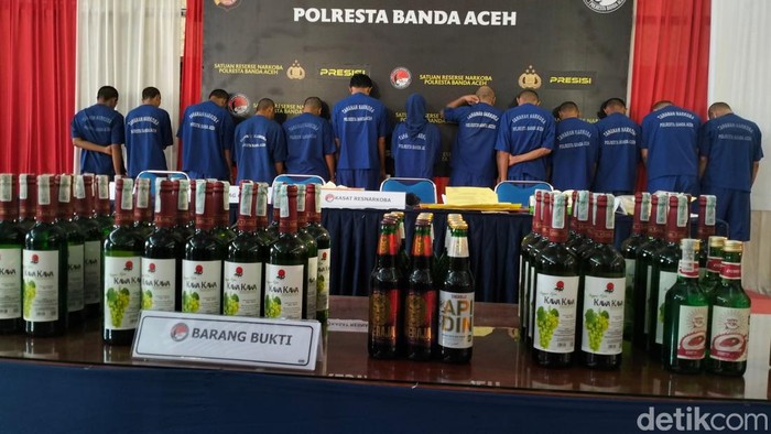 11 penjual miras di Aceh ditangkap polisi menjelang dan selama bulan suci Ramadan. (Foto: Agus Setyadi/detikSumut).