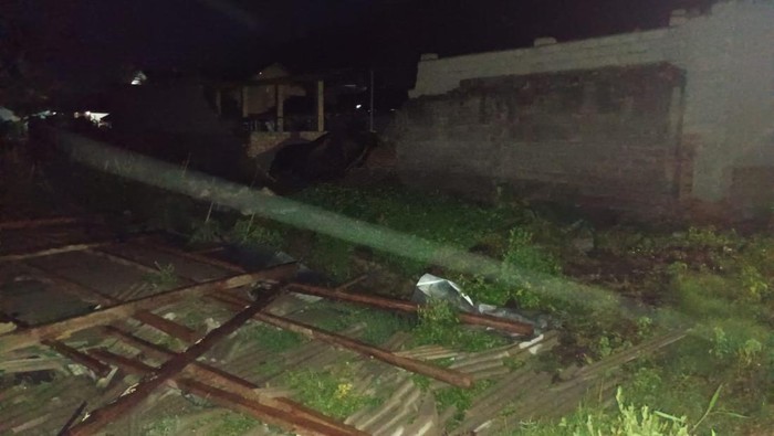 Sebanyak 17 rumah porak-poranda oleh angin kencang di Lombok Timur, NTB, Minggu (17/3/2024) malam.
