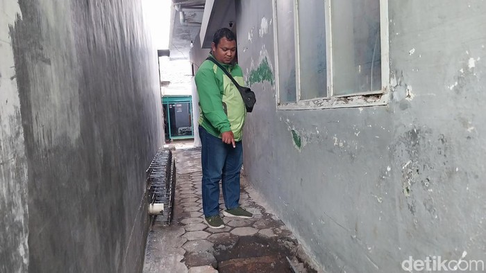 Akses rumah warga di Kota Malang yang dibongkar jalannya