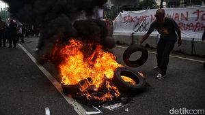 Aksi Bakar Ban Warnai Unjuk Rasa Tuntut KPU Jujur dan Adil