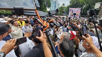 Mereka meminta KPU yang sedang merekapitulasi suara Pileg dan Pilres secara nasional untuk tidak curang dan memutuskan hasil Pemilu 2024 dengan jujur dan adil.