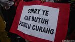 Aksi Bakar Ban Warnai Unjuk Rasa Tuntut KPU Jujur dan Adil