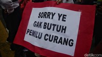 Dalam aksi tersebut mereka menyampaikan aspirasinya, berorasi, membawa spanduk dan berbagai poster tuntutan.