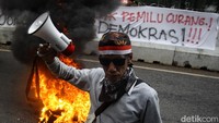 Polisi mengantisipasi aksi tersebut dengan menutup jalan Imam Bonjol di depan gedung KPU dengan barier beton setinggi 1,5 meter.