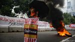 Aksi Bakar Ban Warnai Unjuk Rasa Tuntut KPU Jujur dan Adil