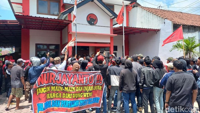 Aksi demo di depan kantor DPC PDIP Sukoharjo oleh simpatisan PDIP, Senin (18/3/2024).