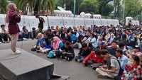Perwakilan mahasiswa melakukan orasi di depan gedung KPU.