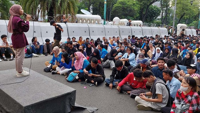Mahasiswa dan pelajar menggelar aksi di depan gedung KPU, Jakarta, Senin (18/3/2024). Aksi itu untuk mendukung KPU dalam rekapitulasi hasil penghitungan suara Pemilu 2024.