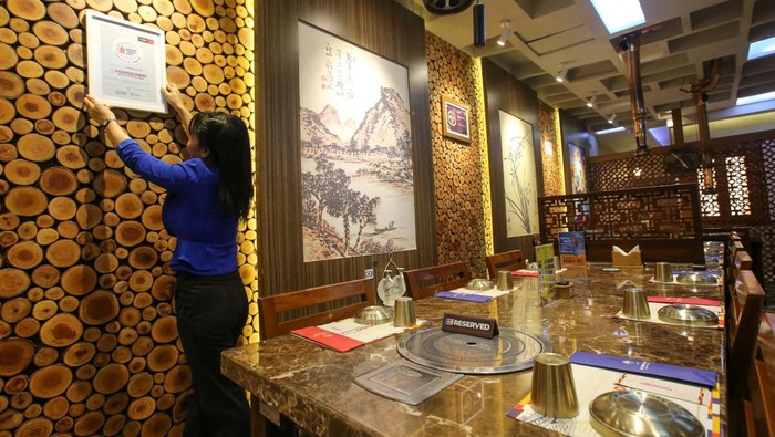Head of Group Strategic Marketing & Communications PT Bank DBS Indonesia Mona Monika (kanan) memberikan sertifikat Food Rescue Warrior kepada Co-founder FoodCycle Indonesia Herman Andryanto (kiri). Pada program ini, FoodCycle Indonesia berperan untuk mengelola donasi makanan berlebih dari hotel, restoran, dan kafe untuk disalurkan kepada mereka yang membutuhkan.