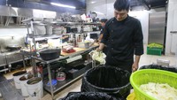 Program Food Rescue Warrior bekerja sama dengan FoodCycle Indonesia, sebuah lembaga swadaya masyarakat (LSM) yang berfokus pada penyelamatan makanan dan manajemen sampah makanan, serta Jangjo, sebuah startup yang juga menitikberatkan upayanya pada manajemen sampah makanan. Untuk memudahkan pelanggan mendukung bisnis yang mengelola limbah makanannya secara bertanggung jawab, mitra-mitra yang berpartisipasi akan tercantum di direktori online restoran dan hotel dengan DBS.