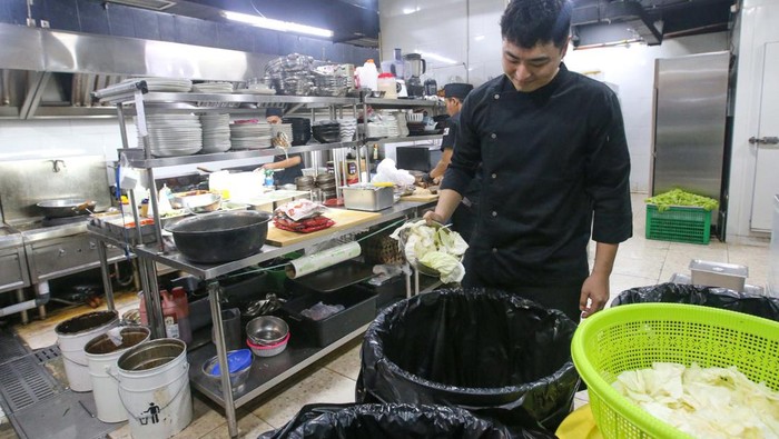 Head of Group Strategic Marketing & Communications PT Bank DBS Indonesia Mona Monika (kanan) memberikan sertifikat Food Rescue Warrior kepada Co-founder FoodCycle Indonesia Herman Andryanto (kiri). Pada program ini, FoodCycle Indonesia berperan untuk mengelola donasi makanan berlebih dari hotel, restoran, dan kafe untuk disalurkan kepada mereka yang membutuhkan.