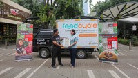Head of Group Strategic Marketing & Communications PT Bank DBS Indonesia Mona Monika (kanan) memberikan sertifikat Food Rescue Warrior kepada Co-founder FoodCycle Indonesia Herman Andryanto (kiri). Pada program ini, FoodCycle Indonesia berperan untuk mengelola donasi makanan berlebih dari hotel, restoran, dan kafe untuk disalurkan kepada mereka yang membutuhkan.