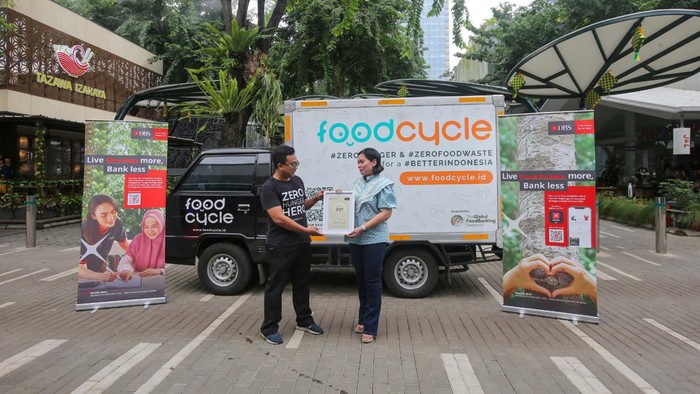 Aksi Mendukung Ketahanan Pangan yang Berkelanjutan Head of Group Strategic Marketing & Communications PT Bank DBS Indonesia Mona Monika (kanan) memberikan sertifikat Food Rescue Warrior kepada Co-founder FoodCycle Indonesia Herman Andryanto (kiri). Pada program ini, FoodCycle Indonesia berperan untuk mengelola donasi makanan berlebih dari hotel, restoran, dan kafe untuk disalurkan kepada mereka yang membutuhkan.