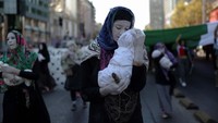 Sebagian demonstran memakai kostum ibu Palestina yang menggendong jenazah bayi mereka yang tewas akibat serangan Israel.  