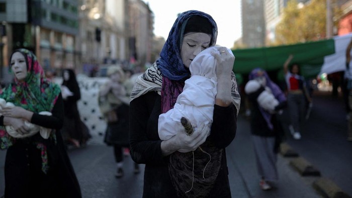 Aksi Simpati Warga Chili untuk Penderitaan Warga Gaza Demonstrators attend a march rally in support of Palestinian people in Gaza, amid the ongoing conflict between Israel and Hamas, in Santiago, Chile, March 17, 2024. REUTERS/Vanessa Rubilar