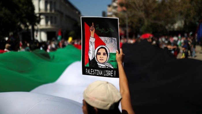 Aksi Simpati Warga Chili untuk Penderitaan Warga Gaza Demonstrators attend a march rally in support of Palestinian people in Gaza, amid the ongoing conflict between Israel and Hamas, in Santiago, Chile, March 17, 2024. REUTERS/Vanessa Rubilar