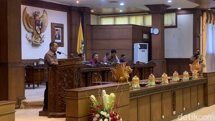 Anggota Komisi II DPRD Bali Tjokorda Gede Agung membacakan Raperda Pemberian Insentif dan Kemudahan Investasi saat rapat paripurna di kantornya, Senin (18/3/2024). (Rizky Setyo Samudero/detikBali)
