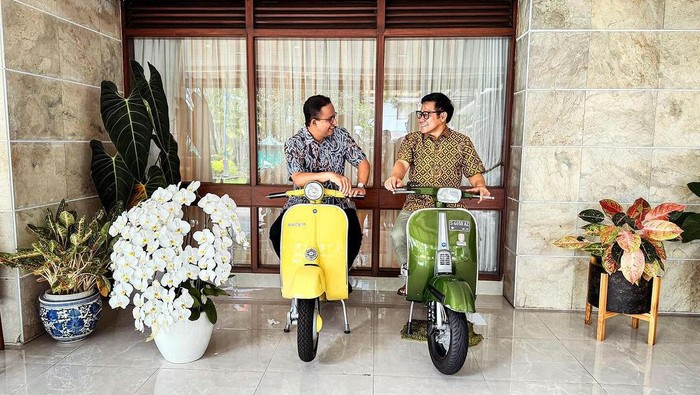Anies Baswedan dan Cak Imin naik vespa bareng, Senin (18/3/2024).