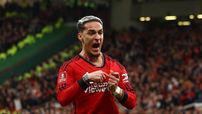Soccer Football - FA Cup - Quarter Final - Manchester United v Liverpool - Old Trafford, Manchester, Britain - March 17, 2024 Manchester Uniteds Antony celebrates scoring their second goal REUTERS/Molly Darlington