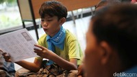 Aktivitas ini dilakukan setiap hari dan dimulai sejak pukul 16.00 WIB.