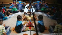 Anak-anak diajarkan sifat-sifat Allah SWt lewat Asmaul Husna.