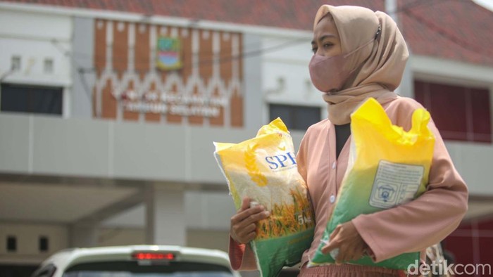 Pasar murah Stabilisasi Pasokan Harga Pasar (SPHP) digelar di Kantor Kecamatan Tambun Selatan, Bekasi. 10 ton beras atau 2000 kantong beras diturunkan.