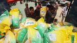Antusias Warga Tambun Beli Beras Murah SPHP