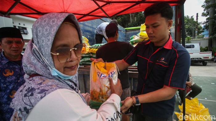 Antusias Warga Tambun Beli Beras Murah SPHP Pasar murah Stabilisasi Pasokan Harga Pasar (SPHP) digelar di Kantor Kecamatan Tambun Selatan, Bekasi. 10 ton beras atau 2000 kantong beras diturunkan.