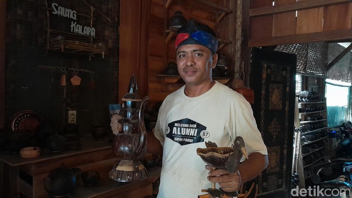 Asep Ali Imron saat melakukan produksi kerajinan di Galeri Saung Kalapa Pangandaran