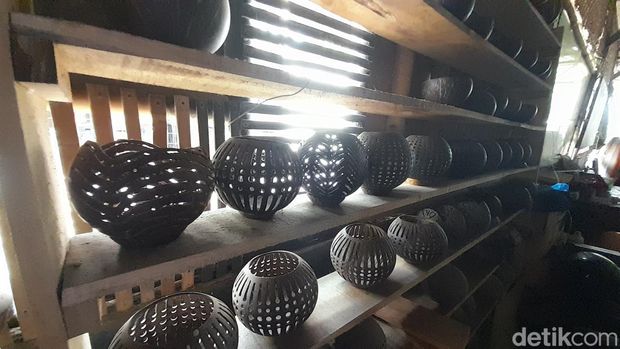 Asep Ali Imron saat melakukan produksi kerajinan di Galeri Saung Kalapa Pangandaran
