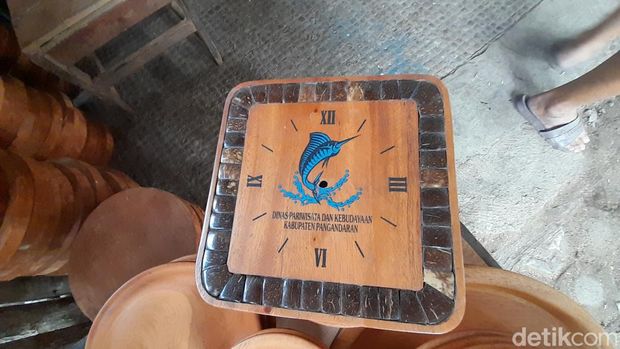 Asep Ali Imron saat melakukan produksi kerajinan di Galeri Saung Kalapa Pangandaran