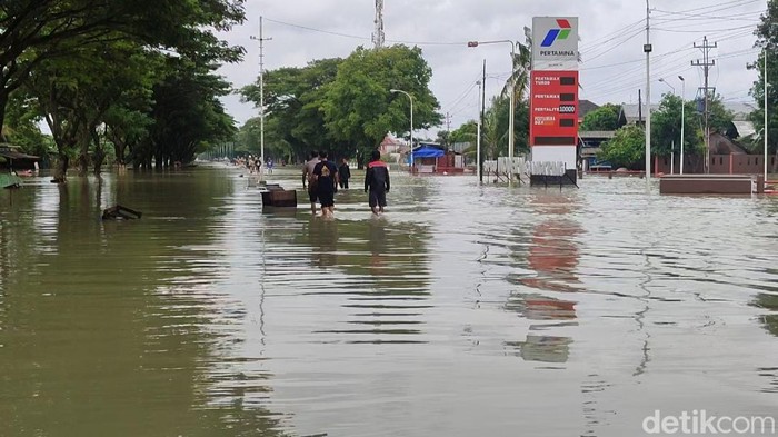 Warga dukuh Cangkring Pos terendam banjir hingga 1 meter lebih, Minggu (17/3/2024).