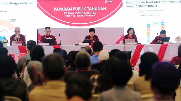 Ka Jit selaku Direktur OCBC, Johanes Husin selaku Direktur OCBC, Parwati Surjaudaja Presiden Direktur OCBC, Hartati selaku Direktur OCBC, Bapak Andrae Krishnawan selaku Direktur OCBC di acara Paparan Publik Rapat Umum Pemegang Saham Tahunan (RUPST) PT OCBC NISP Tbk (OCBC) 18 Maret 2024.