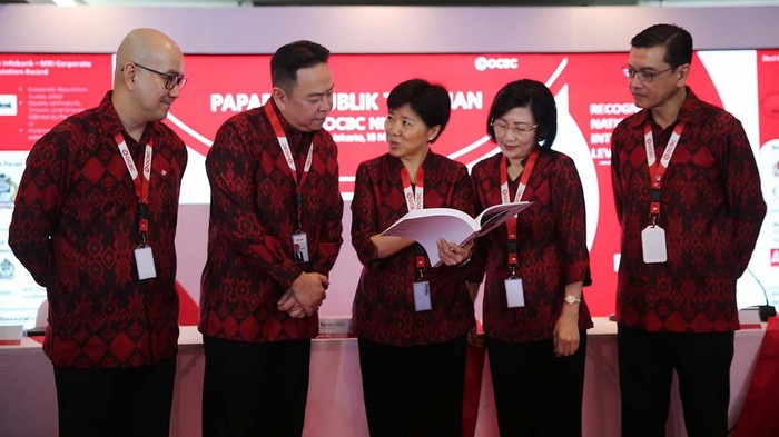Ka Jit selaku Direktur OCBC, Johanes Husin selaku Direktur OCBC, Parwati Surjaudaja Presiden Direktur OCBC, Hartati selaku Direktur OCBC, Bapak Andrae Krishnawan selaku Direktur OCBC di acara Paparan Publik Rapat Umum Pemegang Saham Tahunan (RUPST) PT OCBC NISP Tbk (OCBC) 18 Maret 2024.