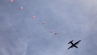 Pesawat menerjunkan bantuan kemanusiaan di Jalur Gaza, Minggu (17/3/2024).