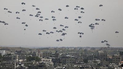 Bantuan Kemanusiaan untuk Gaza Kembali Dijatuhkan dari Langit