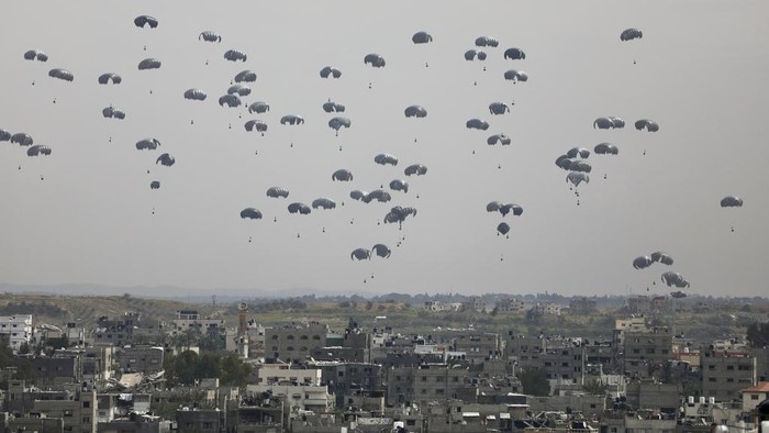 Bantuan Kemanusiaan untuk Gaza Kembali Dijatuhkan dari Langit Humanitarian aid is airdropped to Palestinians in Gaza City, Gaza Strip, on Sunday, March 17, 2024. (AP Photo/Mohammed Hajjar)