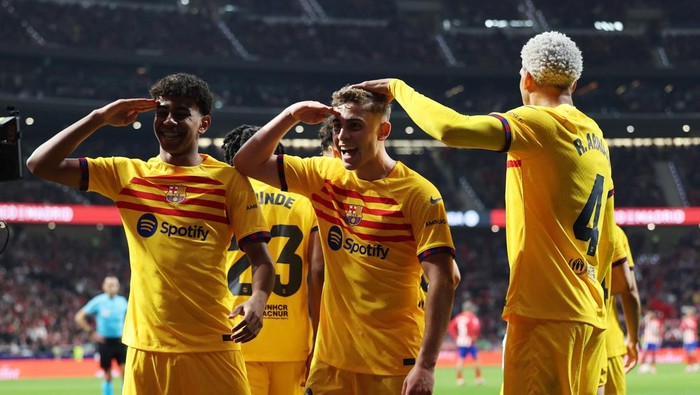 Soccer Football - LaLiga - Atletico Madrid v FC Barcelona - Metropolitano, Madrid, Spain - March 17, 2024 FC Barcelonas Fermin Lopez celebrates scoring their third goal with Lamine Yamal and Ronald Araujo REUTERS/Isabel Infantes