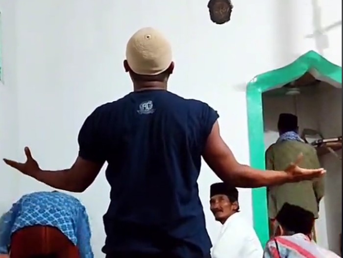 Beredar video seorang pria yang bersemangat hingga menunjukkan gestur tangan tanduk saat hendak salat witir, membuat jemaah lainnya kaget dan bingung