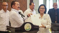 Sri Mulyani menyerahkan laporan hasil penelitian kredit-kredit bermasalah di LPEI dari tim terpadu kepada Burhanuddin. 