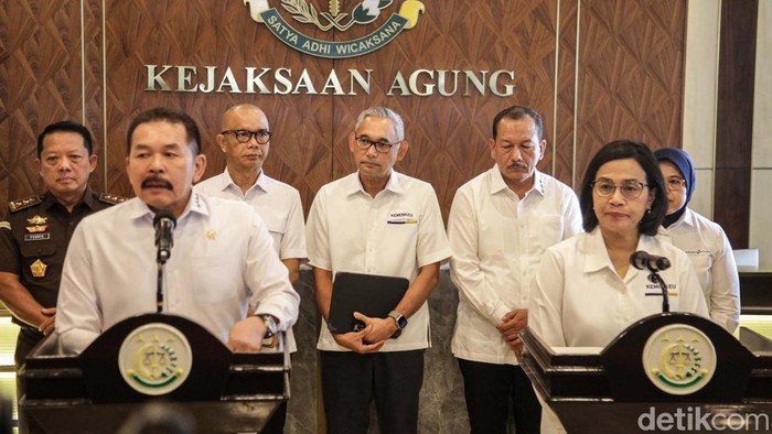 Menteri Keuangan Sri Mulyani bertemu Jaksa Agung ST Burhanuddin. Sri Mulyani melaporkan dugaan korupsi Lembaga Pembiayaan Ekspor Indonesia (LPEI).