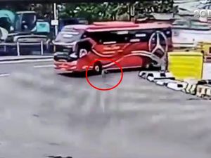 Petaka Minta Telolet Berujung Bocah Tewas Terlindas Bus
