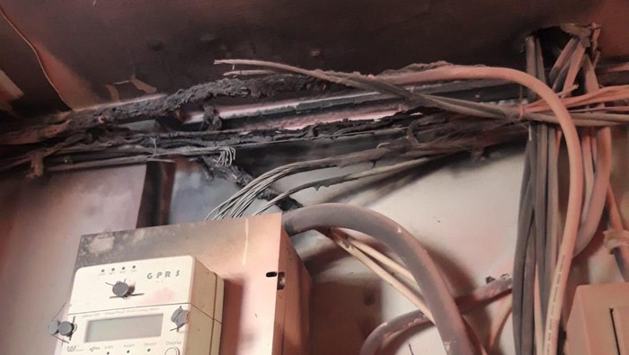 Boks panel listrik di SMA Negeri 9 Jogja yang terbakar, Senin (18/3/2024) siang.