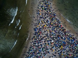 Dua Negara Ini Dilanda Suhu Panas Ekstrem, Sekolah Tutup-Warga Mandi di Pantai