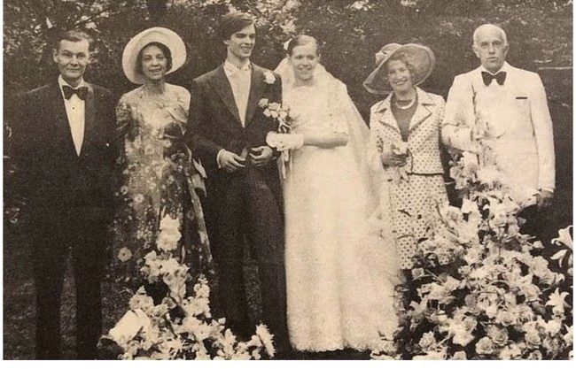 Brigitte Macron lahir pada 13 April 1953. Media Feits et Documents menyebut bahwa Brigitte melakukan operasi perubahan kelamin pada awal 1980-an. Namun dalam foto pernikahannya dengan suami pertamanya pada 1974 tampak Brigitte anggun dan feminin yang mengidentitaskan sebagai perempuan. Foto: Dok. France 3