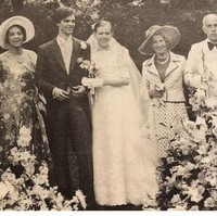 Brigitte Macron lahir pada 13 April 1953. Media Feits et Documents menyebut bahwa Brigitte melakukan operasi perubahan kelamin pada awal 1980-an. Namun dalam foto pernikahannya dengan suami pertamanya pada 1974 tampak Brigitte anggun dan feminin yang mengidentitaskan sebagai perempuan. Foto: Dok. France 3