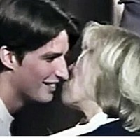 Sementara inilah potret Emmanuel Macron muda dan Brigitte yang pertama kali bertemu di sekolah. Brigitte adalah guru teater Emmanuel kala itu. Kala itu, Emmanuel berusia 16, sementara Brigitte berumur 40. Foto: Dok. France 3